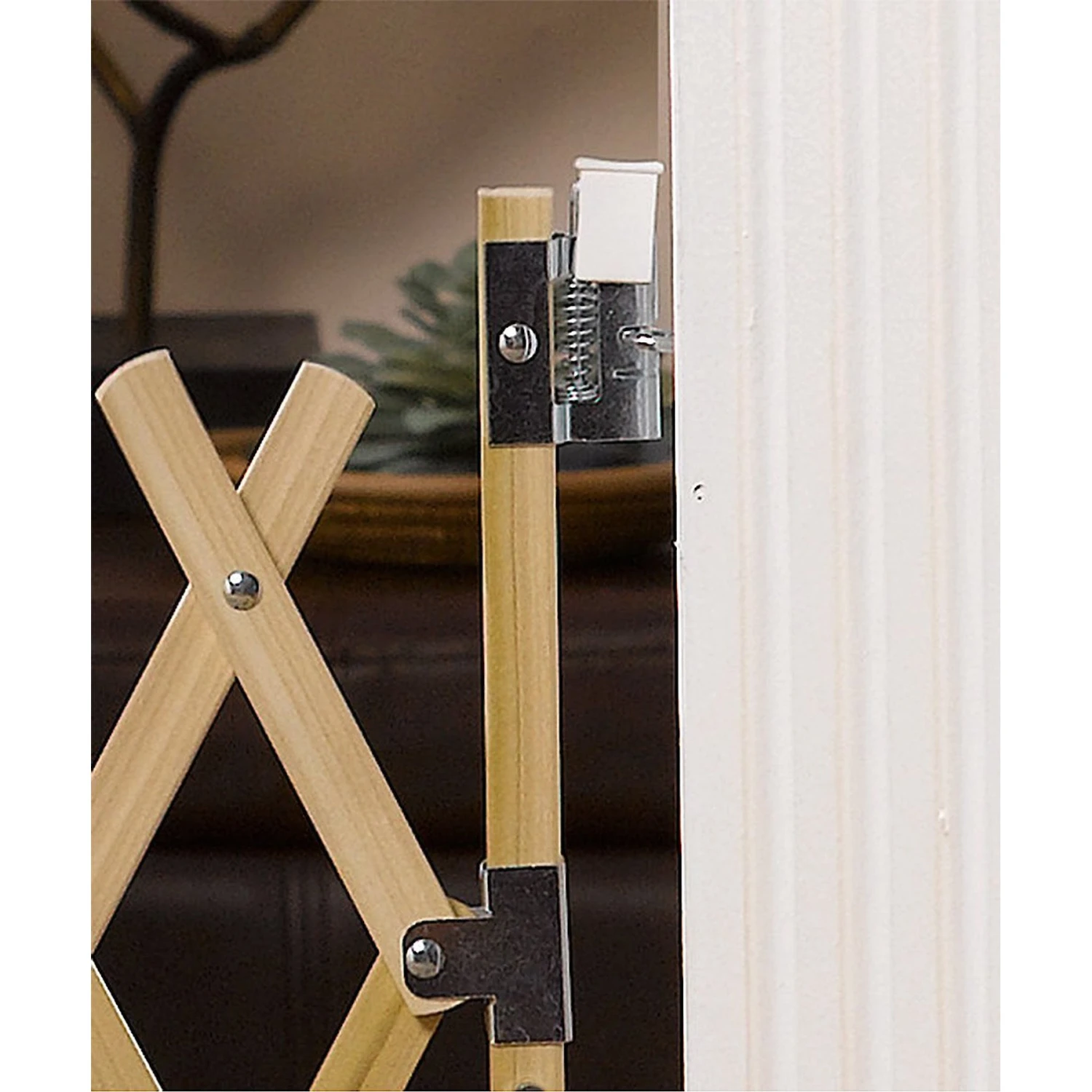 GMI Keepsafe Wooden Expanding Pet Gate 6 GMI Keepsafe Wooden Expanding Pet Gate - Image 4