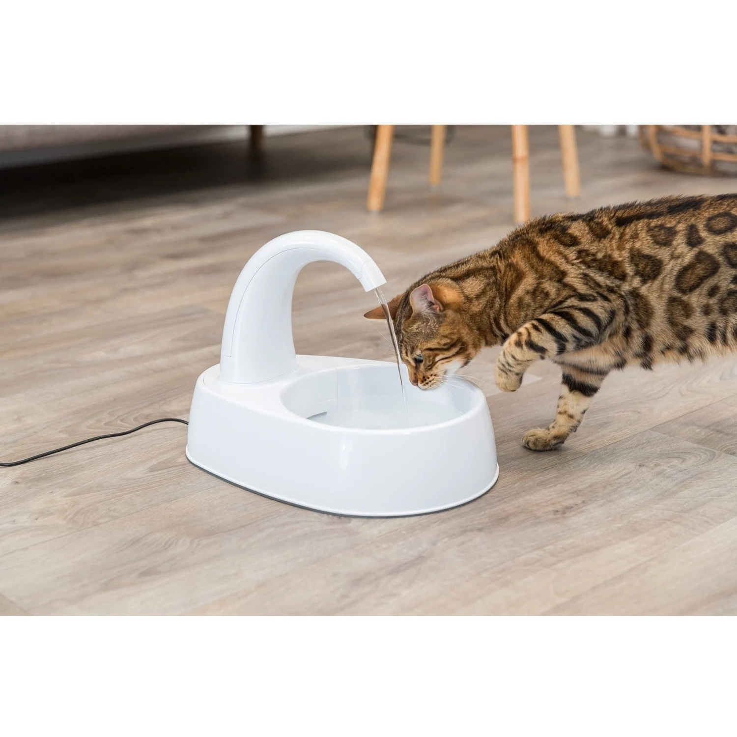 TRIXIE Curved Stream Cat & Dog Water Fountain, White, 84.5-oz 6 TRIXIE Curved Stream Cat & Dog Water Fountain, White, 84.5-oz - Image 4